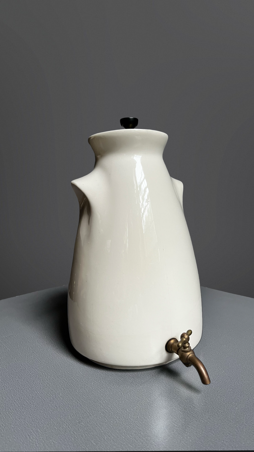 1960s Gilley Inc. Ceramic Urn | made in New York