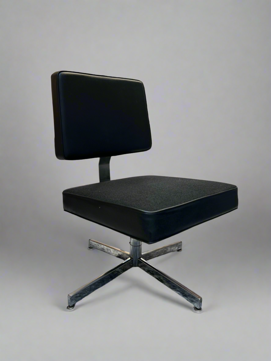 Black Swivel Office Chair w. Chrome X Base