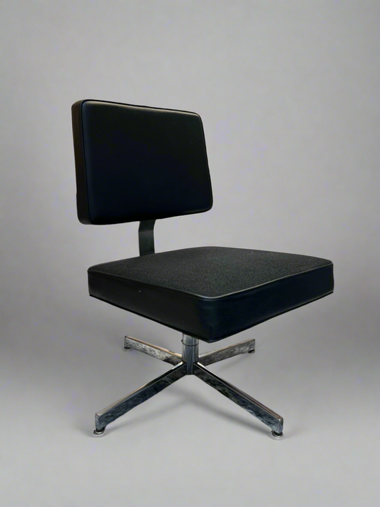 Black Swivel Office Chair w. Chrome X Base