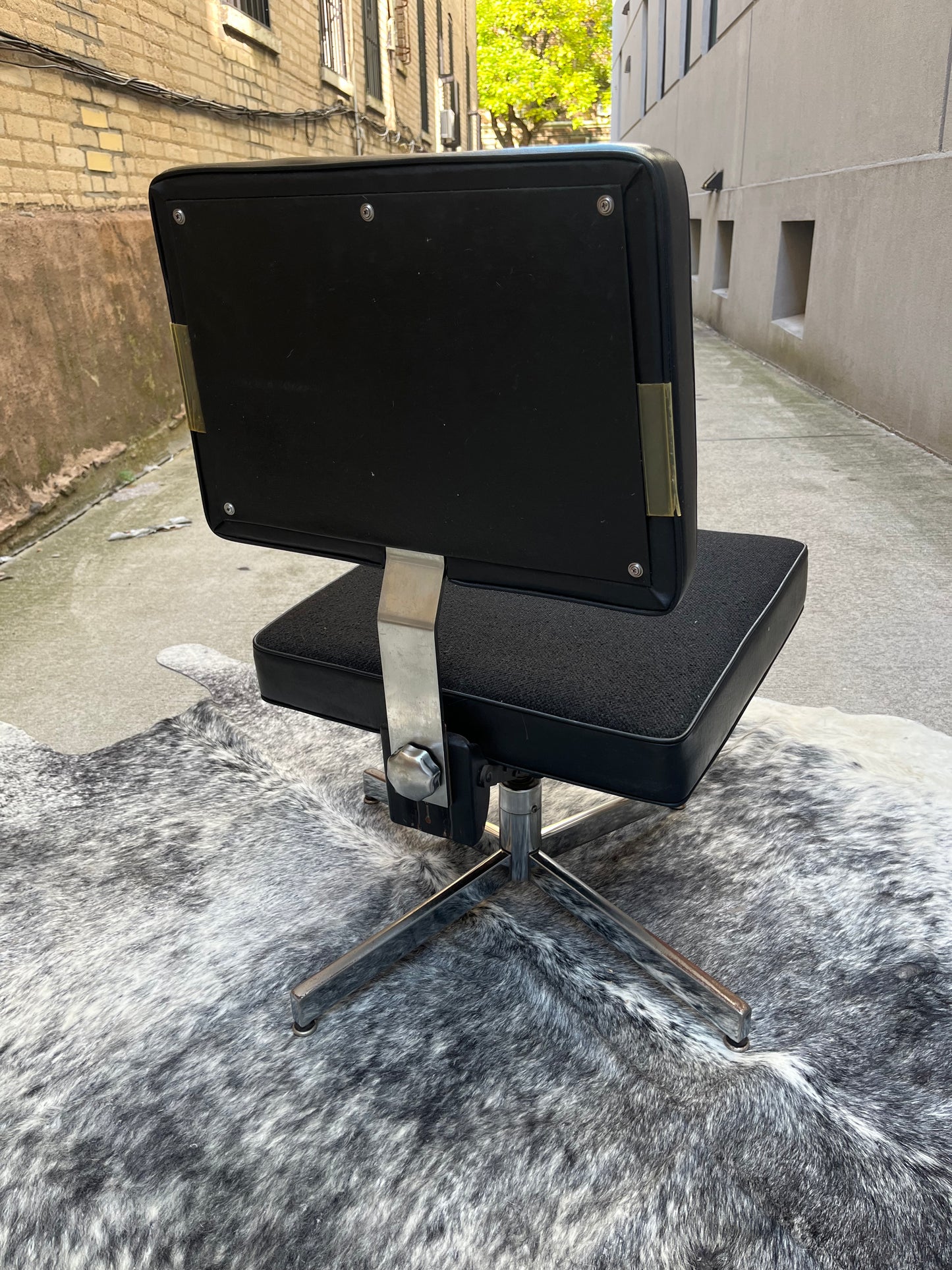 Black Swivel Office Chair w. Chrome X Base