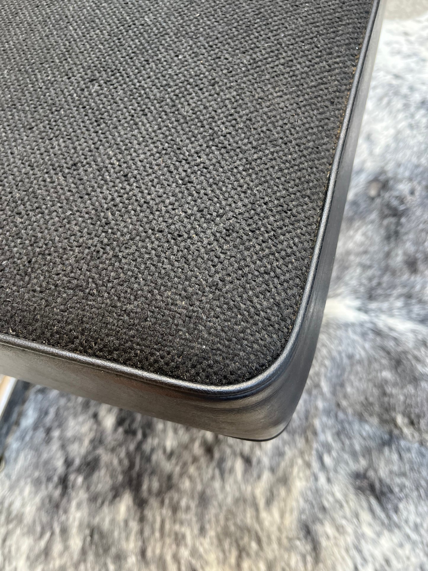 Black Swivel Office Chair w. Chrome X Base